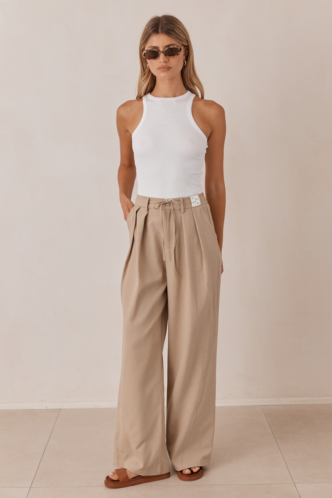 מכנסי מיגל גזרה רחבה בשילוב פאץ' ושרוך | מוקה