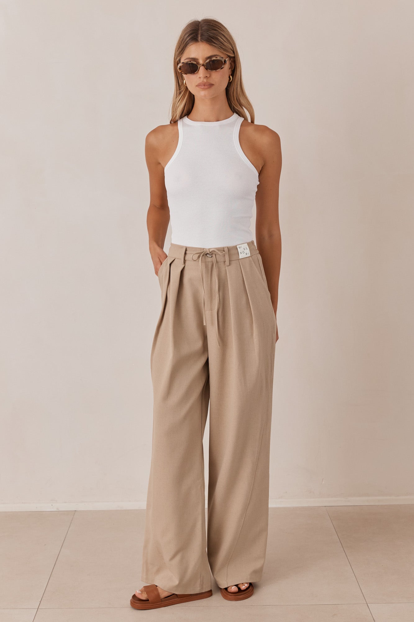 מכנסי מיגל גזרה רחבה בשילוב פאץ' ושרוך | מוקה