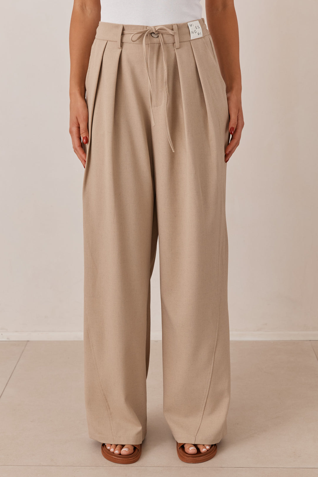 מכנסי מיגל גזרה רחבה בשילוב פאץ' ושרוך | מוקה