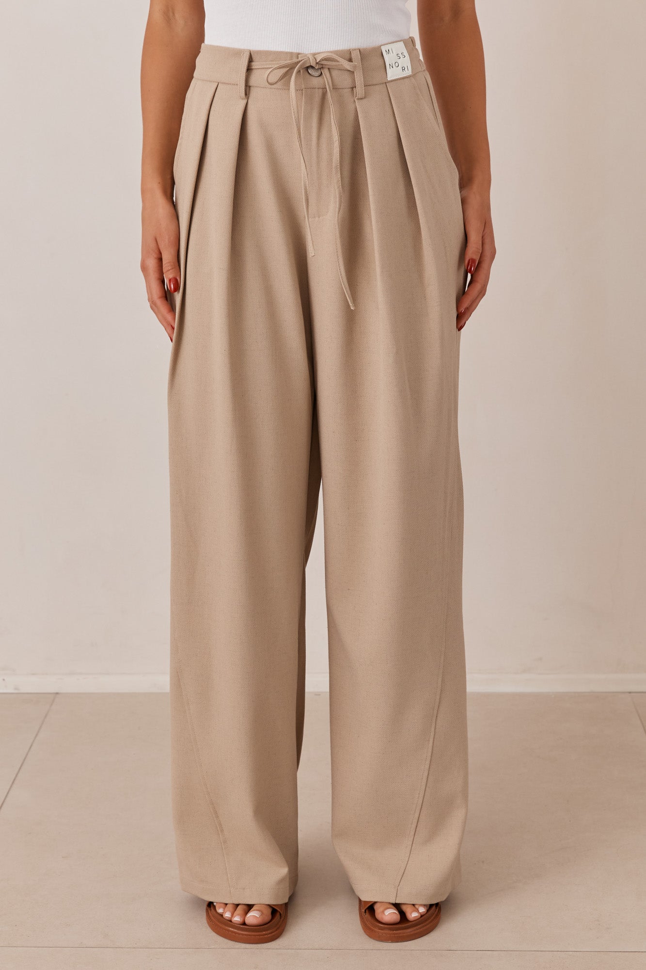 מכנסי מיגל גזרה רחבה בשילוב פאץ' ושרוך | מוקה