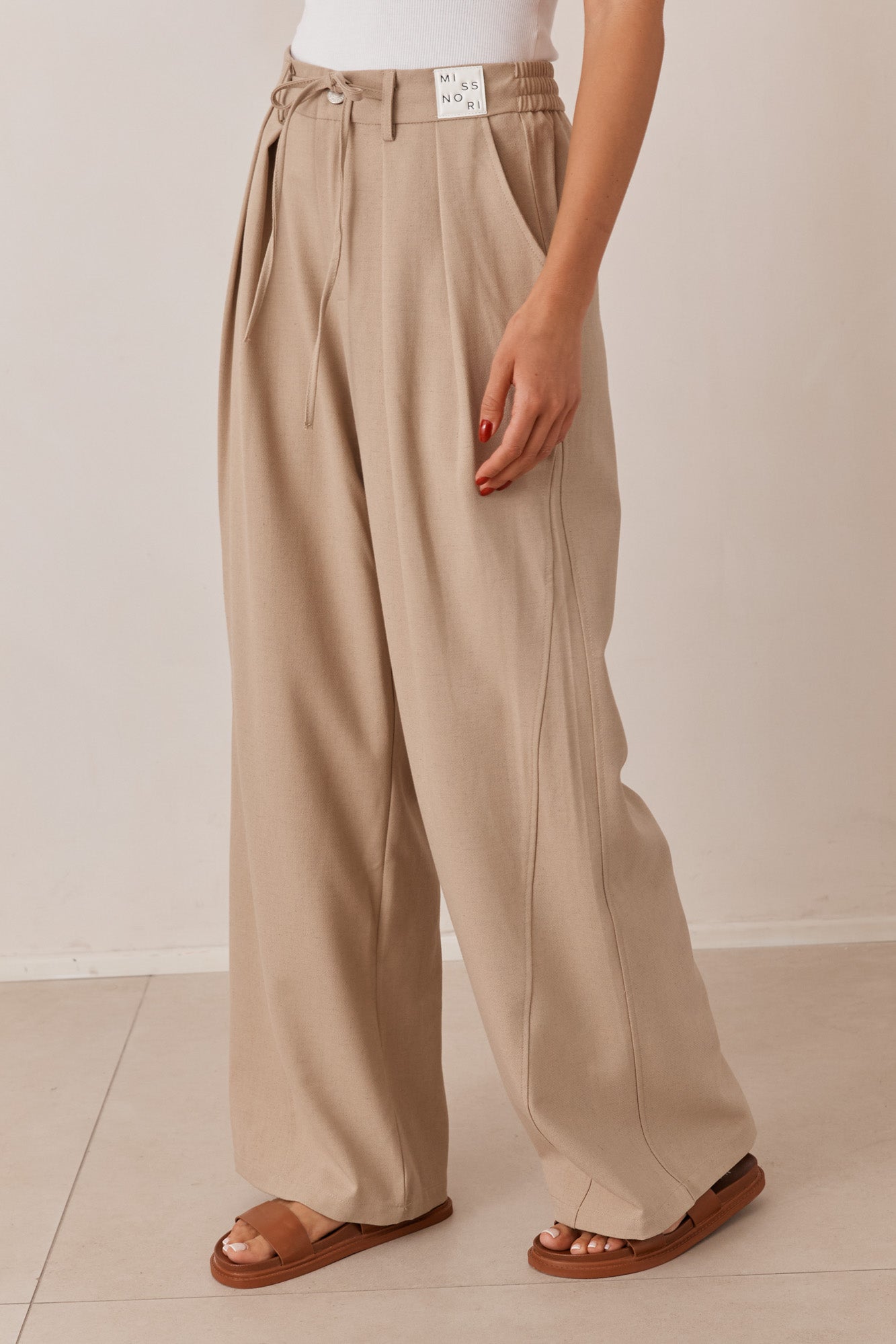 מכנסי מיגל גזרה רחבה בשילוב פאץ' ושרוך | מוקה