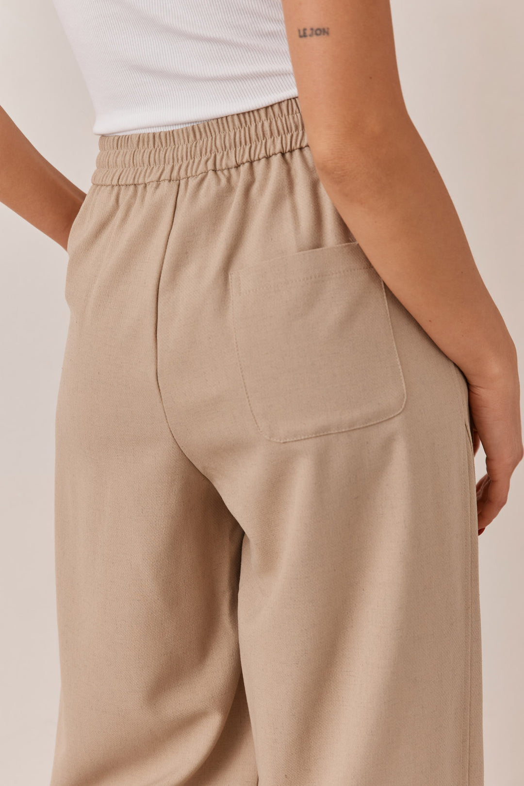 מכנסי מיגל גזרה רחבה בשילוב פאץ' ושרוך | מוקה