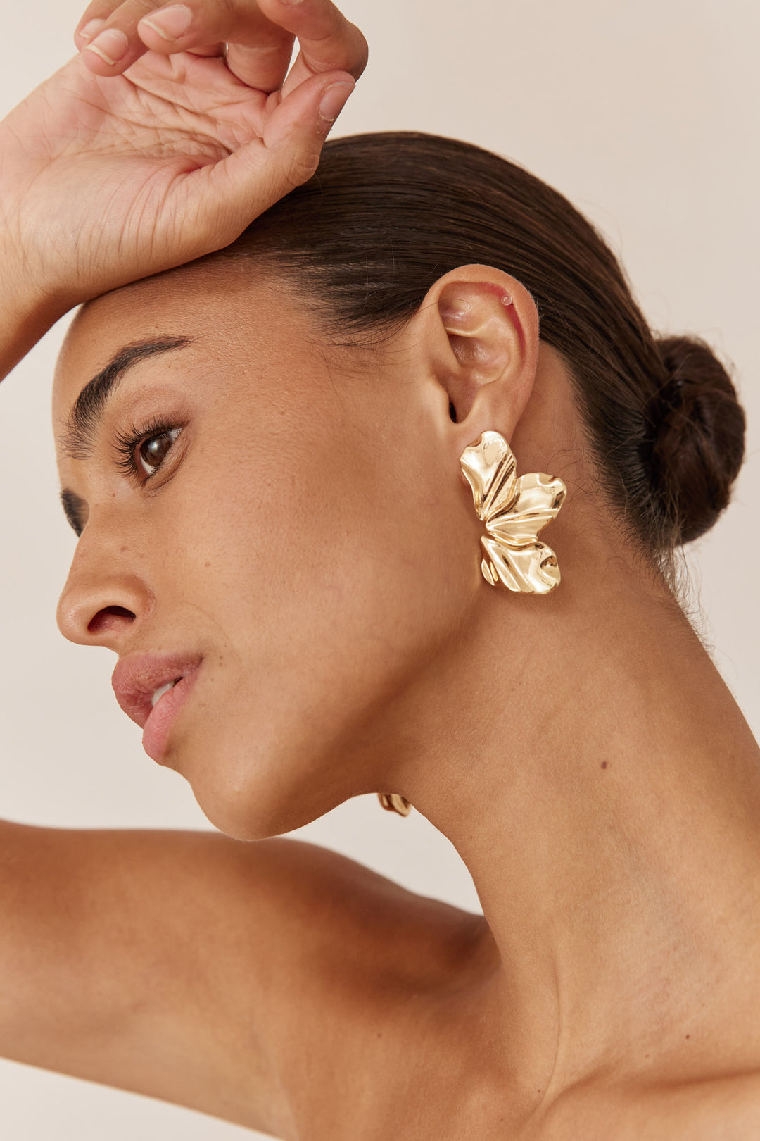 זוג עגילי חצי פרח מוזהב | זהב