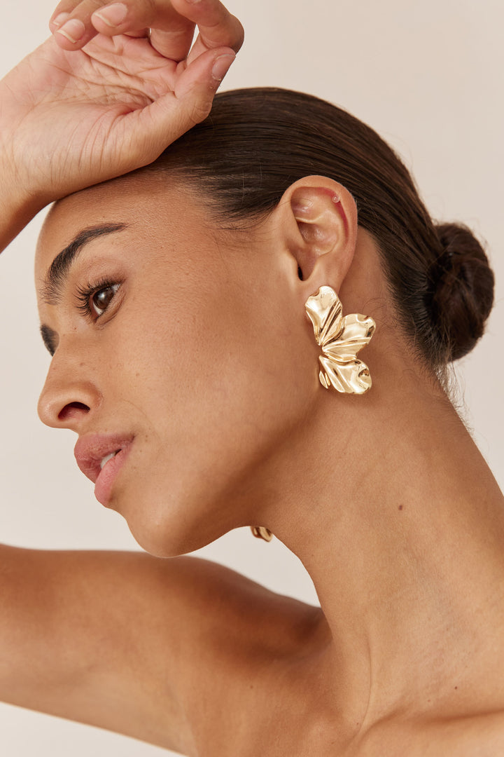 זוג עגילי חצי פרח מוזהב | זהב