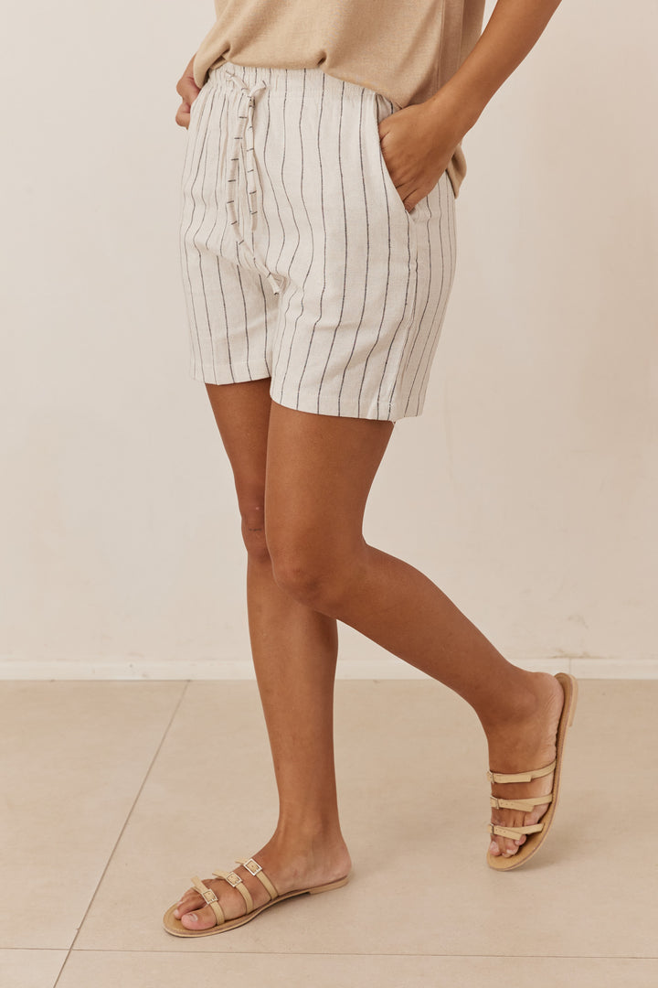 שורטס סקיילר סטרייפס דמוי פשתן | לבן/שחור