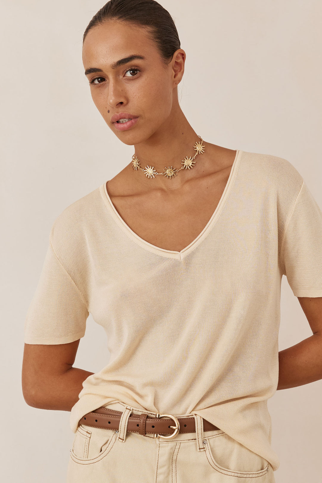 חולצת סריג דק אוריאנה מחשוף וי | בז'