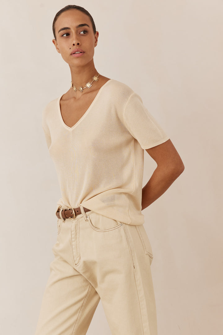 חולצת סריג דק אוריאנה מחשוף וי | בז'