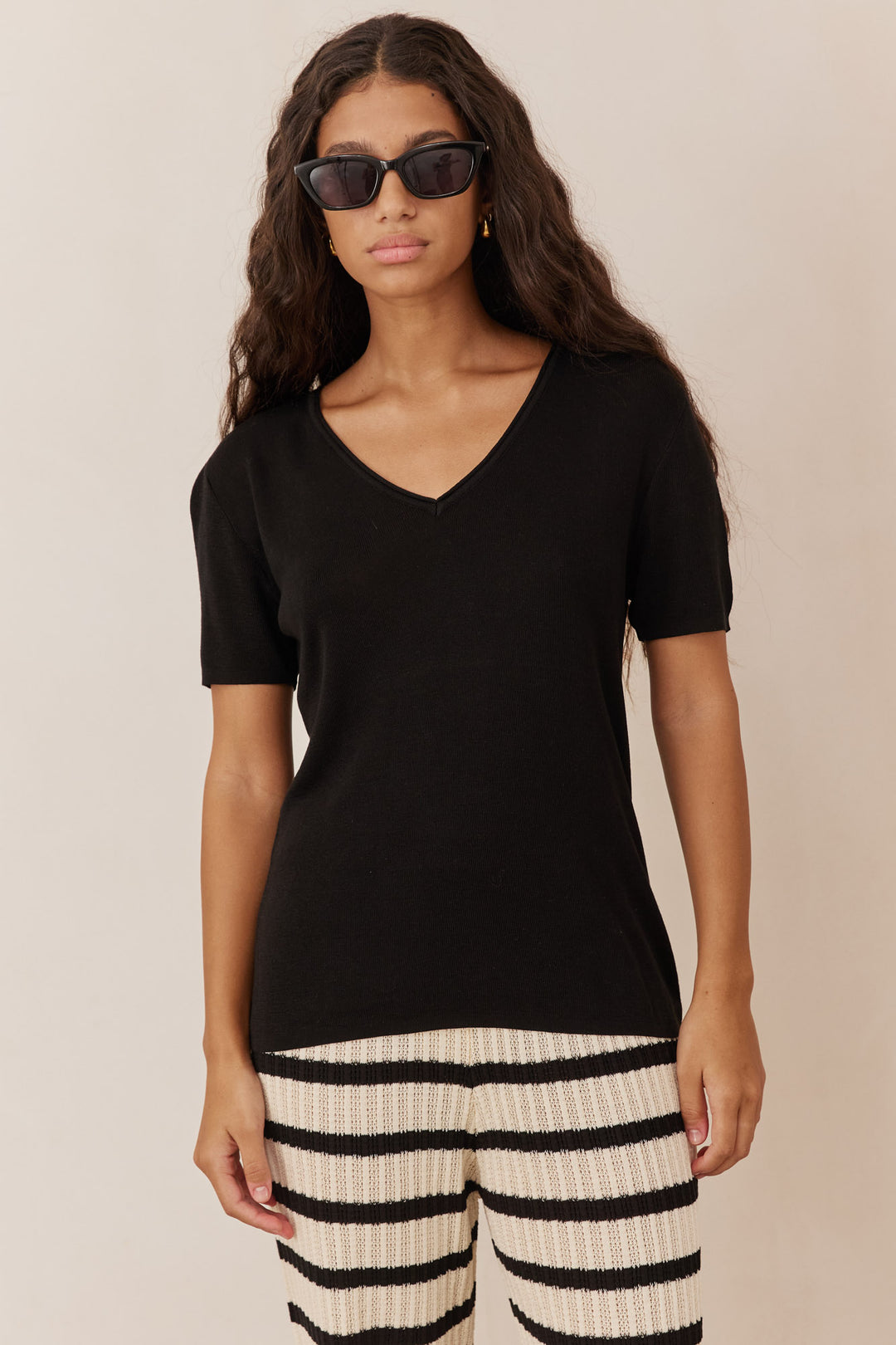 חולצת סריג דק אוריאנה מחשוף וי | שחור