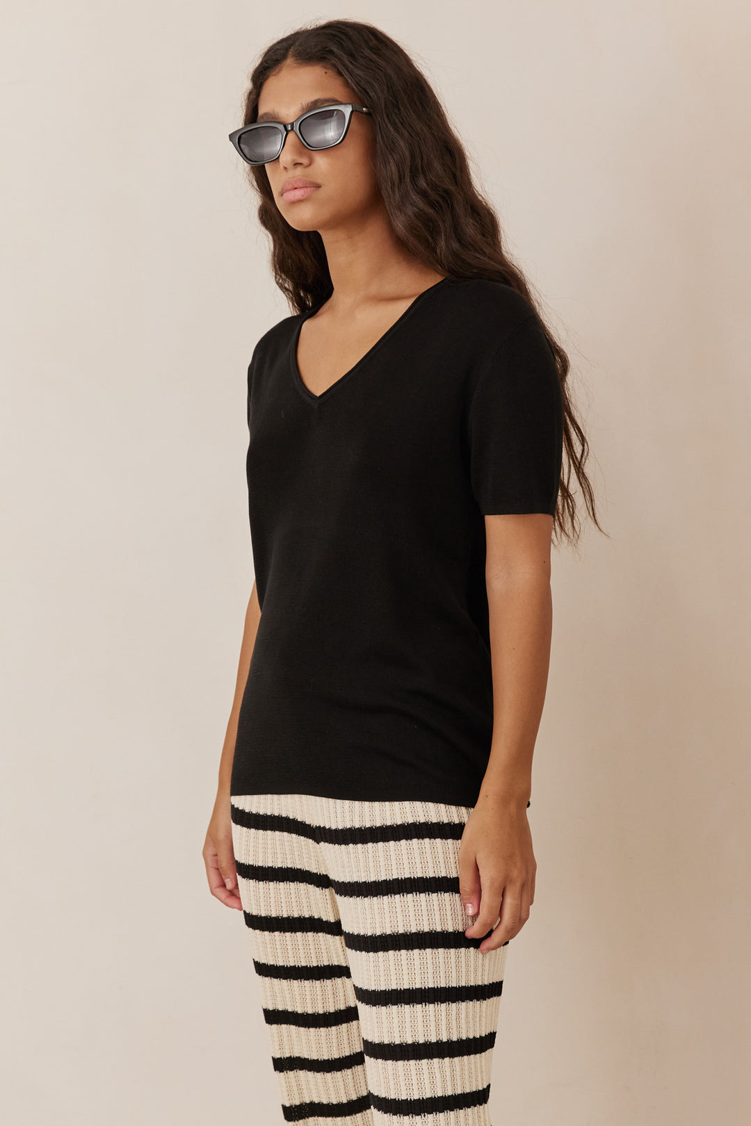 חולצת סריג דק אוריאנה מחשוף וי | שחור