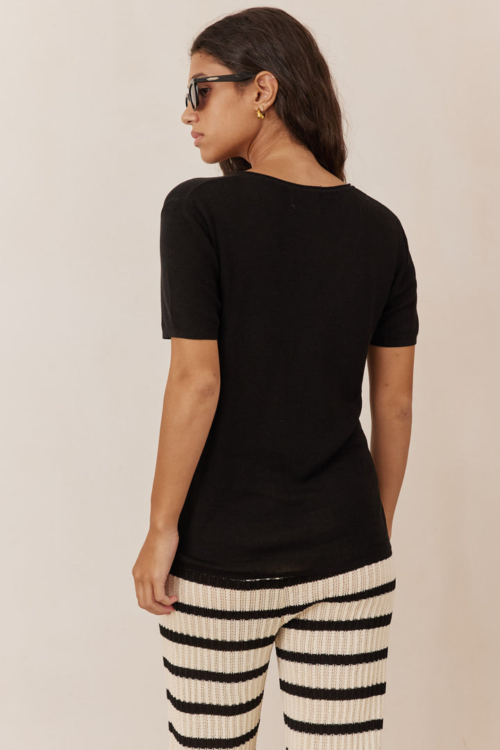 חולצת סריג דק אוריאנה מחשוף וי | שחור