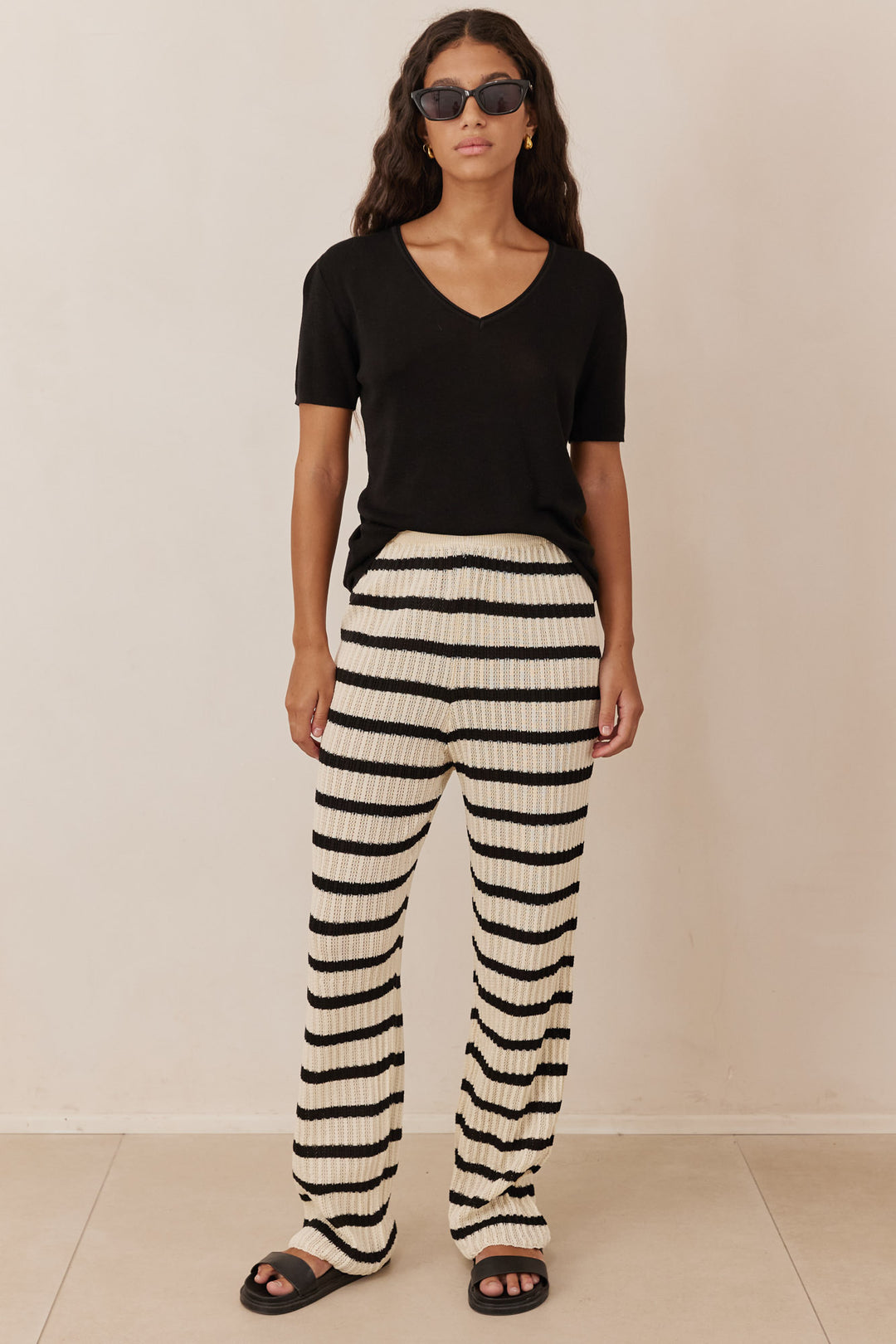 חולצת סריג דק אוריאנה מחשוף וי | שחור