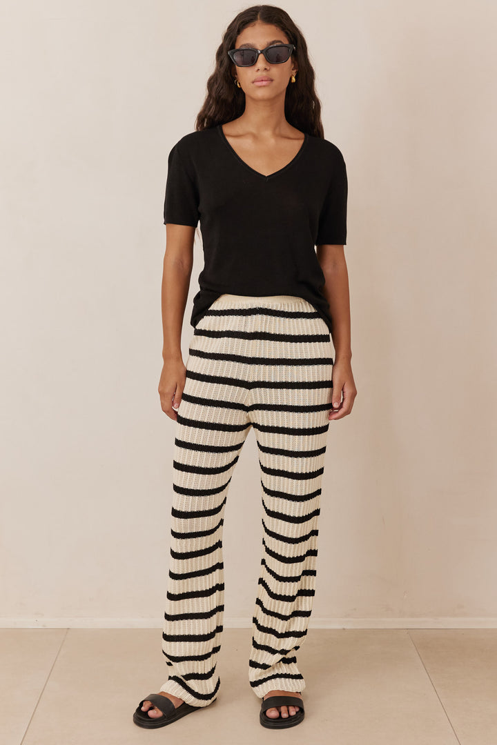 חולצת סריג דק אוריאנה מחשוף וי | שחור