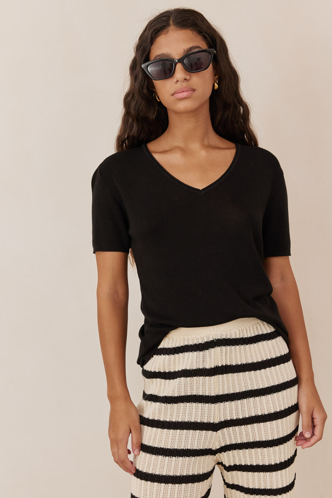 חולצת סריג דק אוריאנה מחשוף וי | שחור