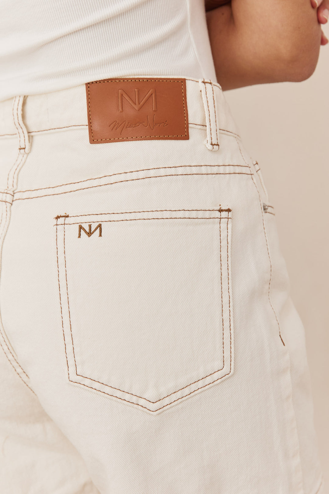 מכנסי ג'ינס דרייק דנים תיפורים בולטים | קרם