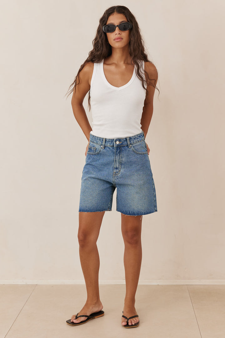 מכנסי ג'ינס קצרים גאיה בסיומת גזורה | ג'ינס כהה