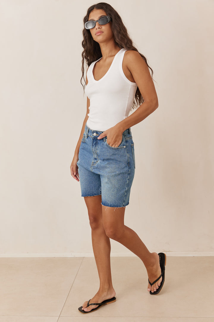 מכנסי ג'ינס קצרים גאיה בסיומת גזורה | ג'ינס כהה