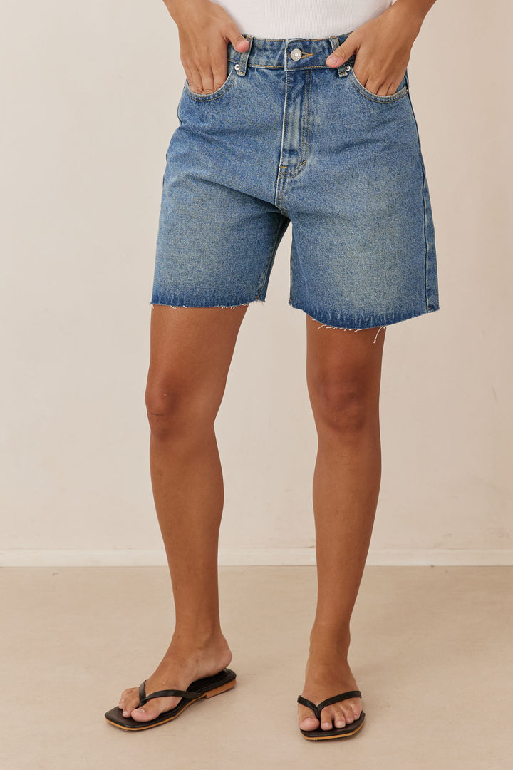 מכנסי ג'ינס קצרים גאיה בסיומת גזורה | ג'ינס כהה