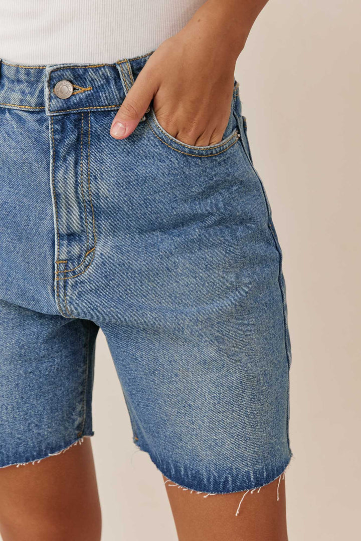 מכנסי ג'ינס קצרים גאיה בסיומת גזורה | ג'ינס כהה