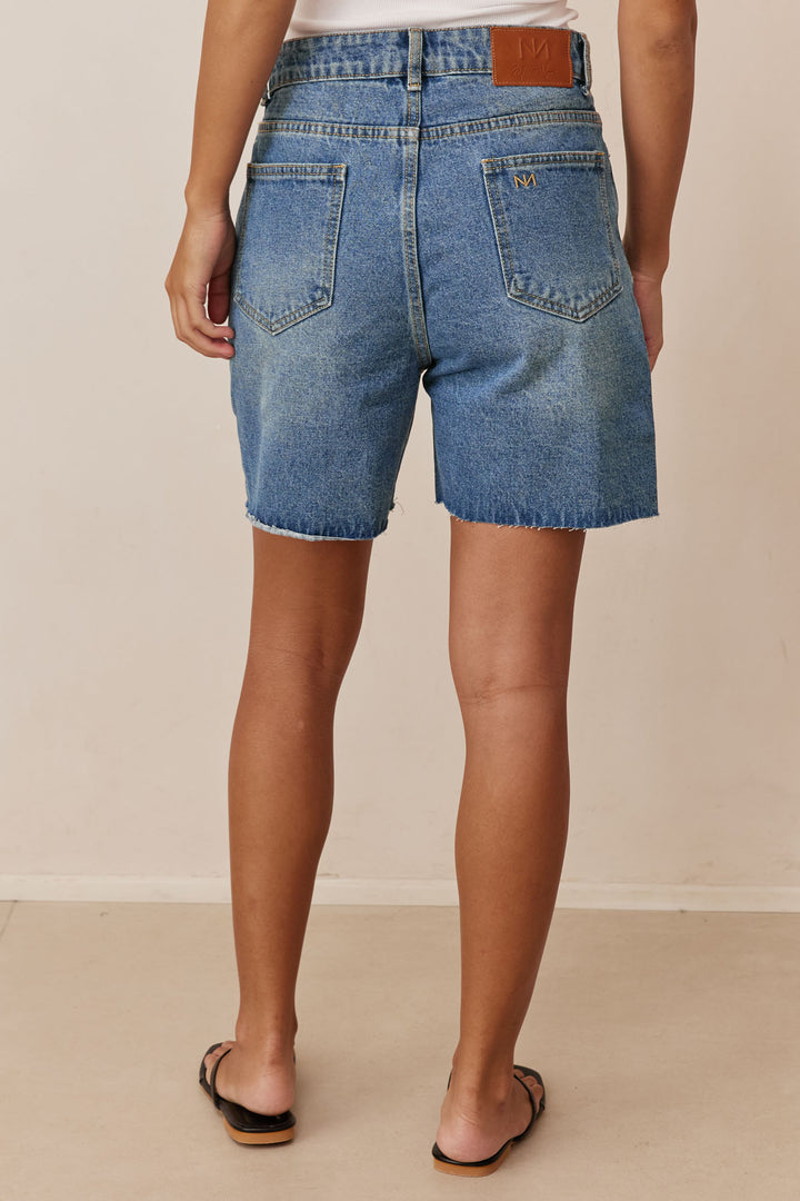 מכנסי ג'ינס קצרים גאיה בסיומת גזורה | ג'ינס כהה