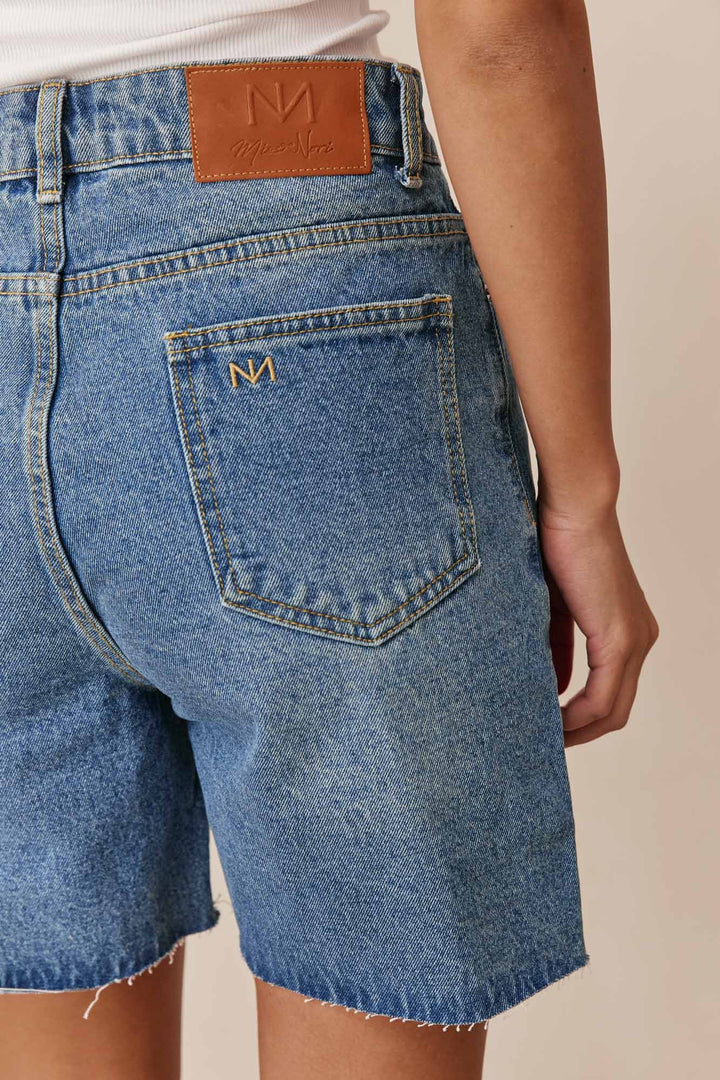 מכנסי ג'ינס קצרים גאיה בסיומת גזורה | ג'ינס כהה