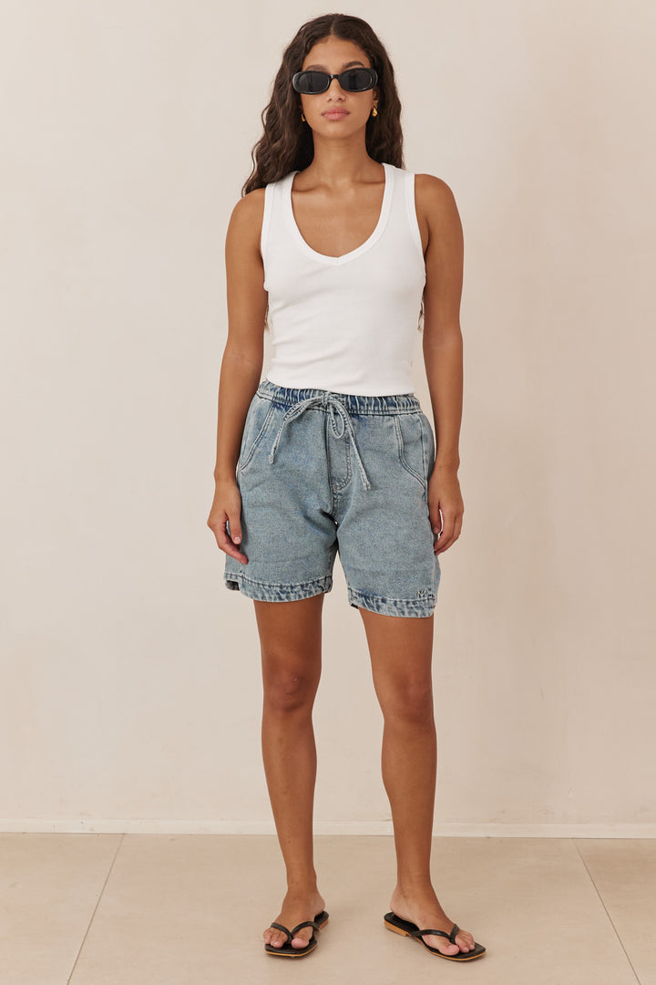 מכנסי שורטס דנים טארה גומי במותן | ג'ינס בהיר