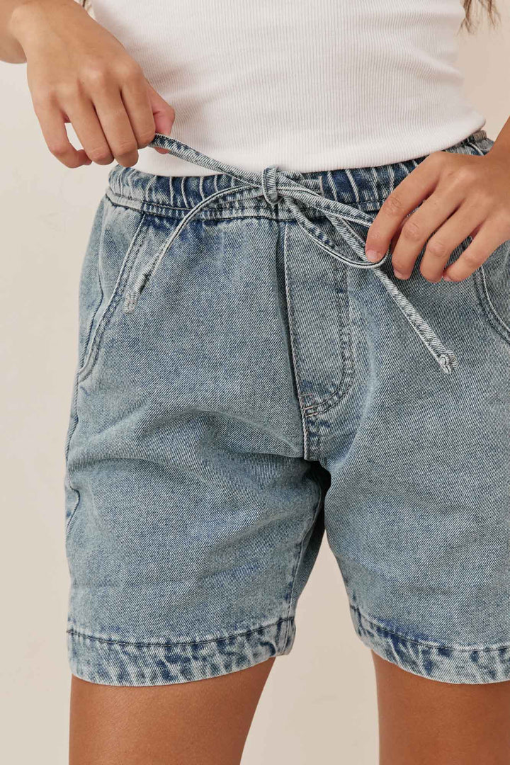 מכנסי שורטס דנים טארה גומי במותן | ג'ינס בהיר