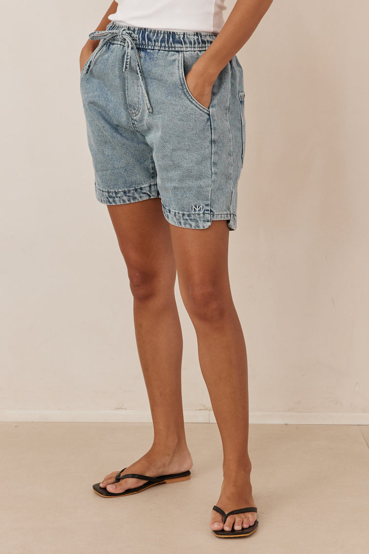 מכנסי שורטס דנים טארה גומי במותן | ג'ינס בהיר