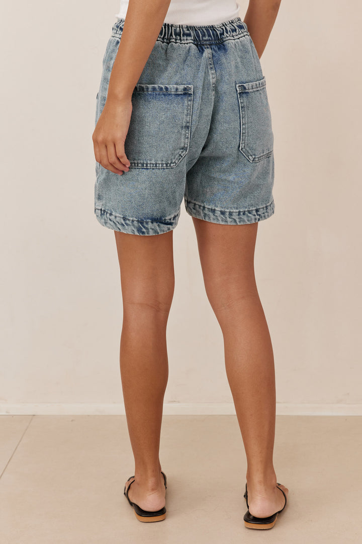 מכנסי שורטס דנים טארה גומי במותן | ג'ינס בהיר