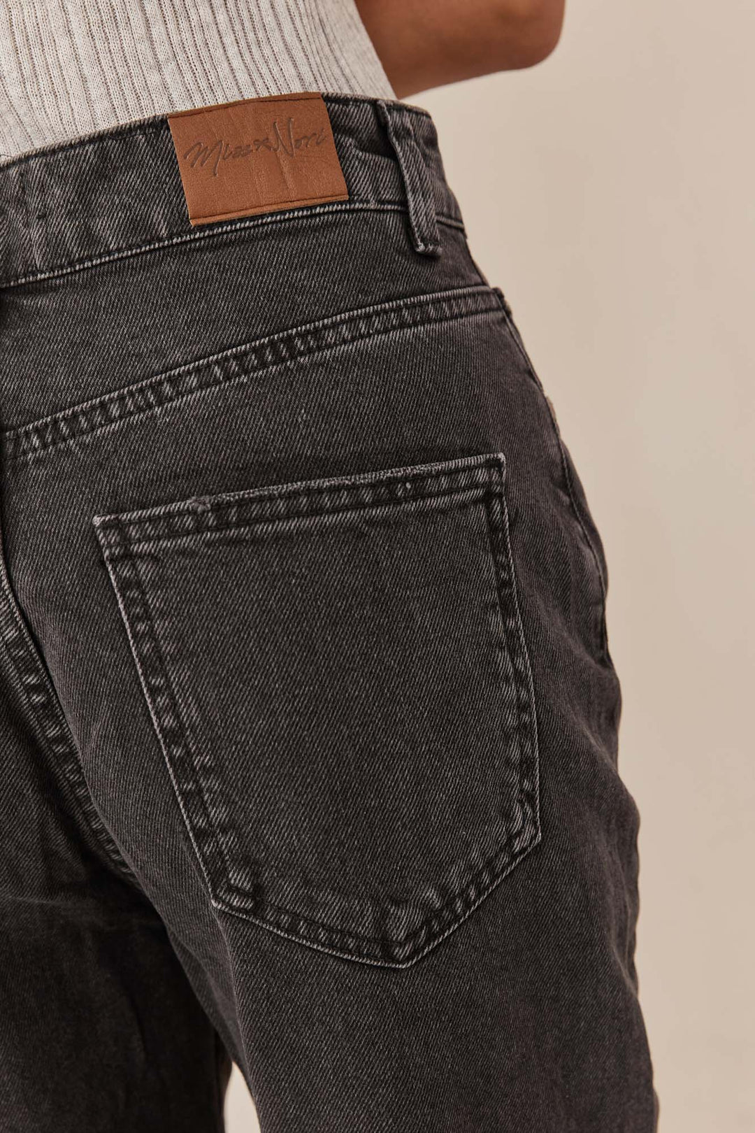 מכנסי ג'ינס טובי קרעים | שחור