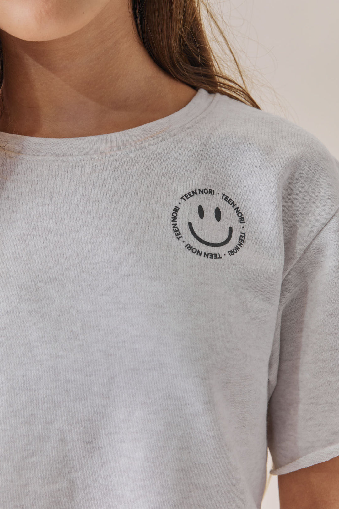 חליפת סמיילי טי שירט ושורטס | אפור בהיר