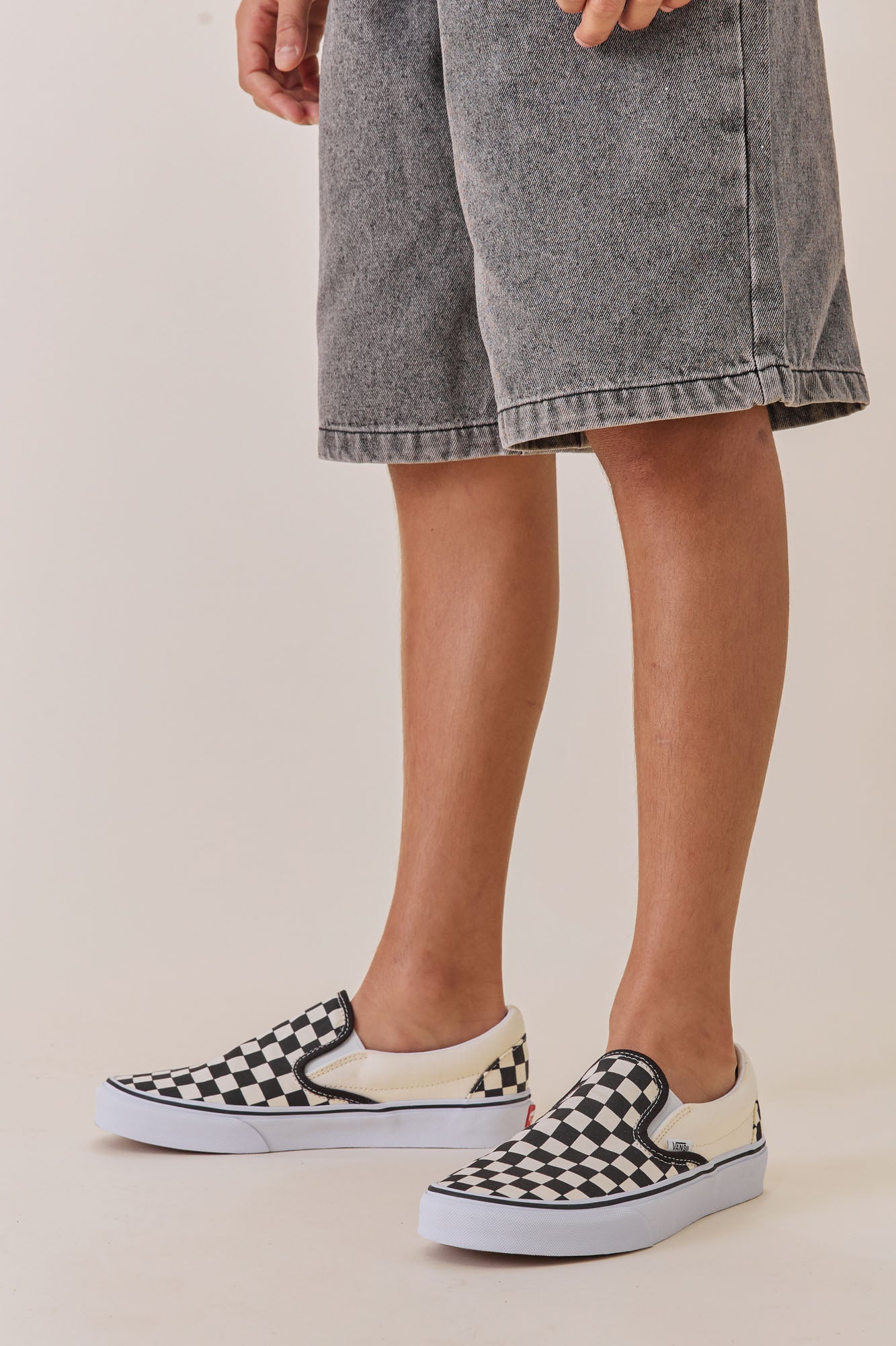 VANS- דגם UY Classic Slip-On | לבן/שחור