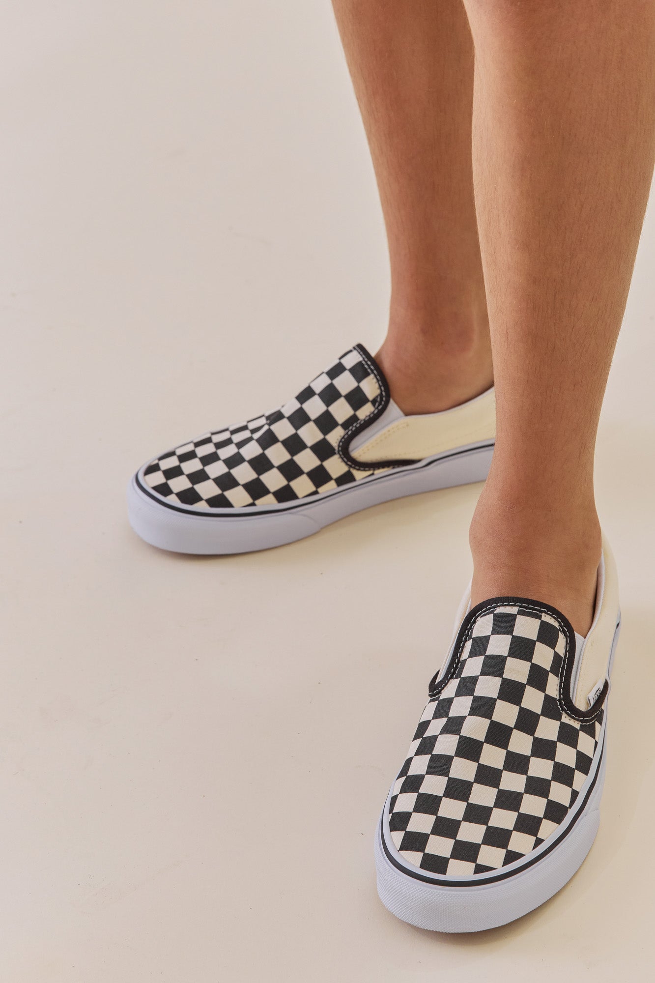 VANS- דגם UY Classic Slip-On | לבן/שחור