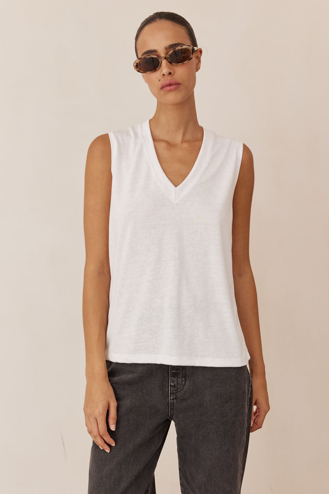 חולצת וי פאלו ללא שרוול | לבן