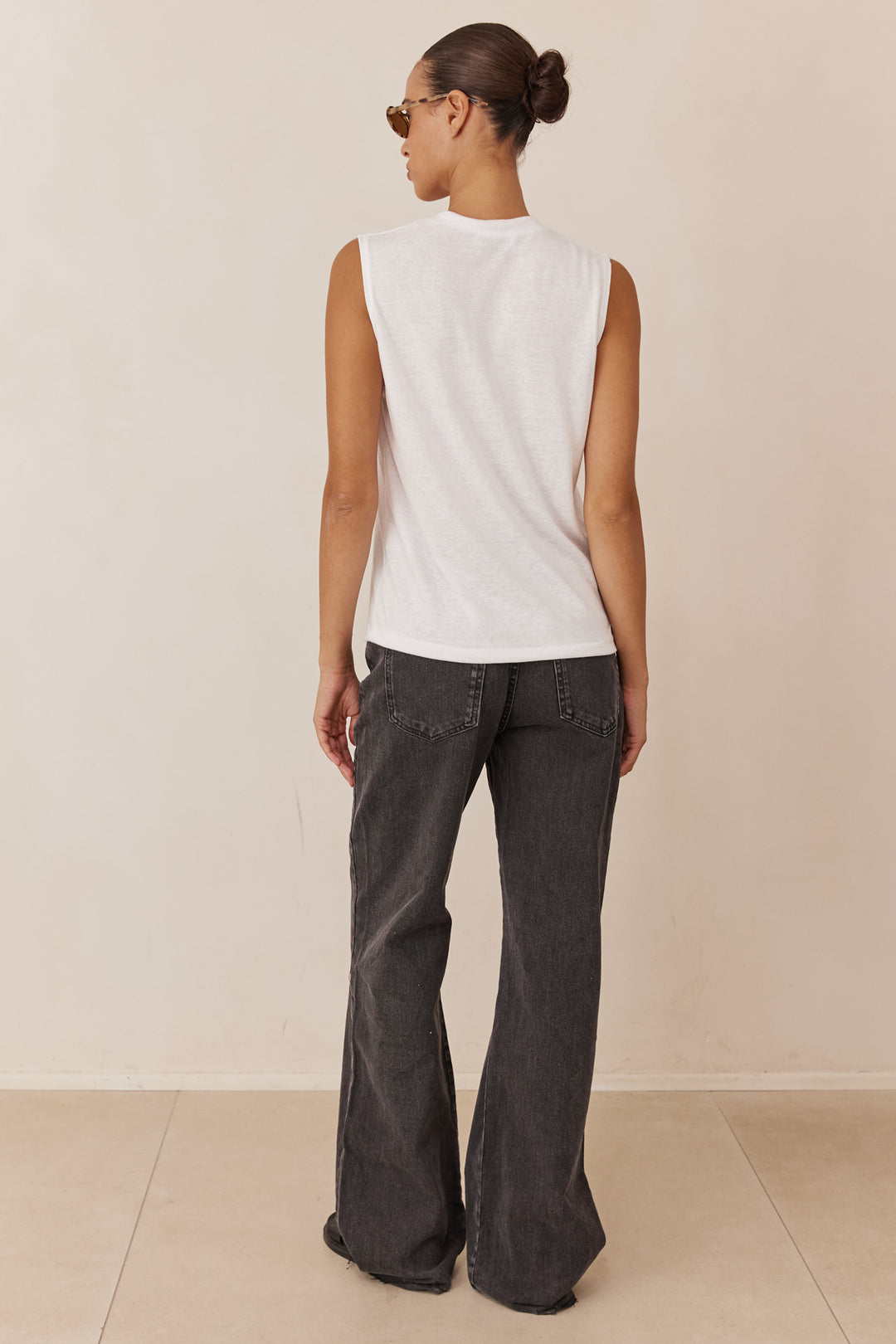 חולצת וי פאלו ללא שרוול | לבן