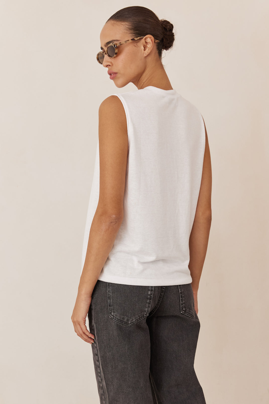 חולצת וי פאלו ללא שרוול | לבן