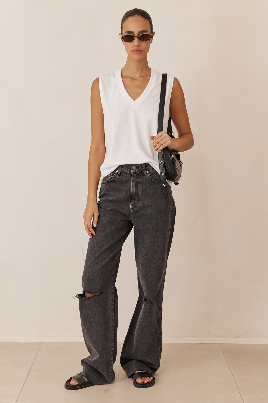 חולצת וי פאלו ללא שרוול | לבן