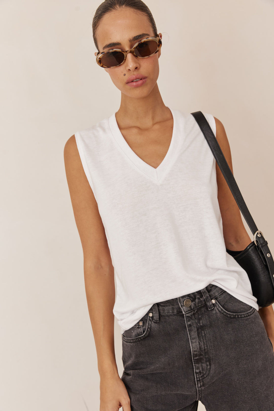 חולצת וי פאלו ללא שרוול | לבן