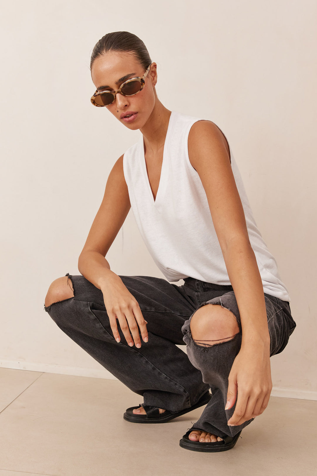 חולצת וי פאלו ללא שרוול | לבן