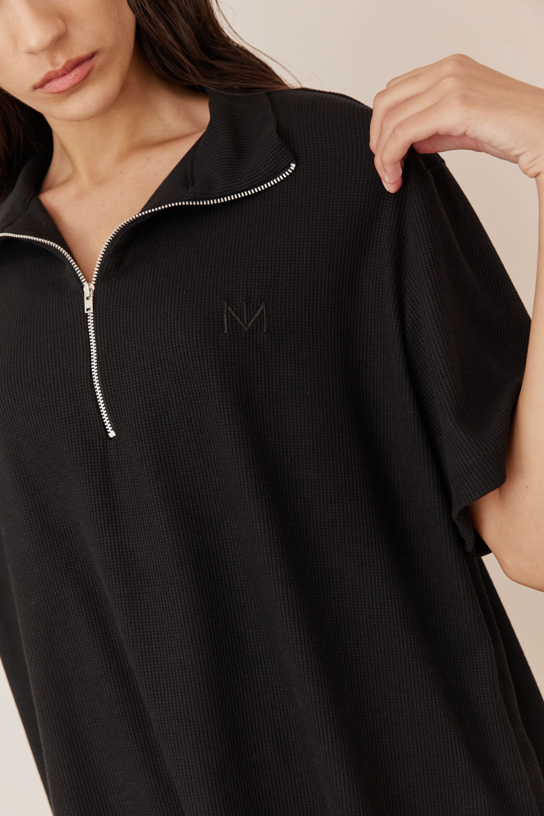 חולצת ג'סטין בד וופל בשילוב רוכסן | שחור