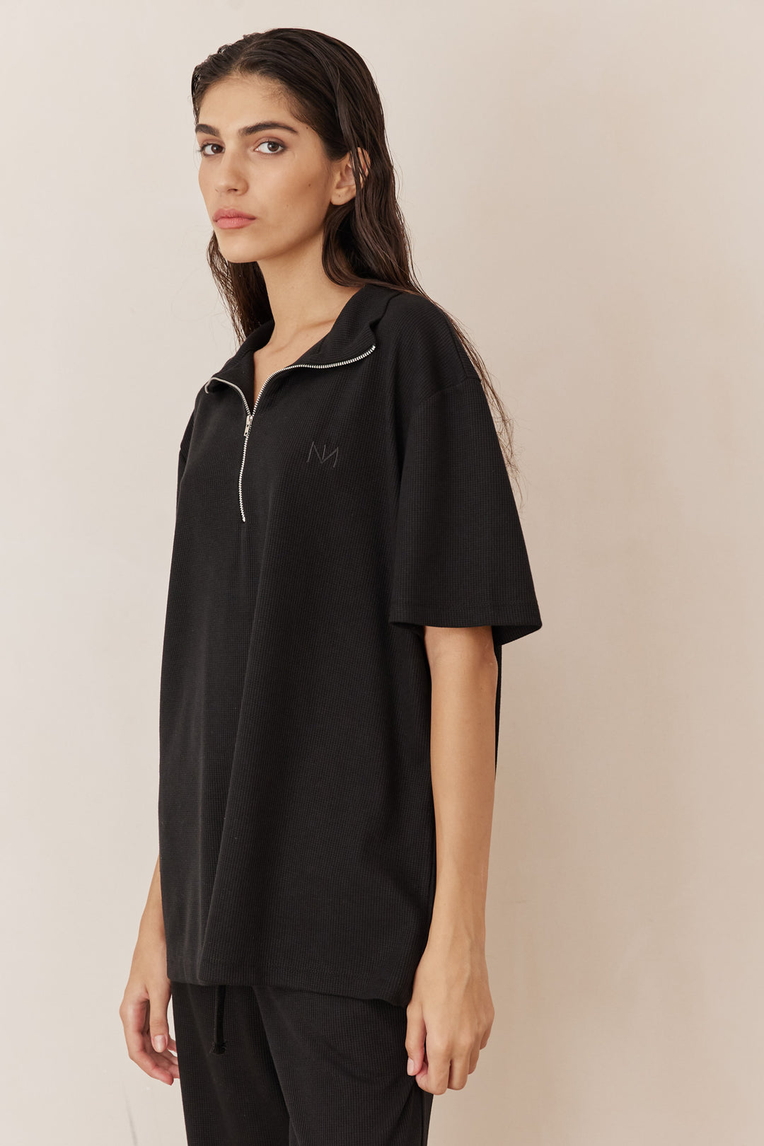 חולצת ג'סטין בד וופל בשילוב רוכסן | שחור