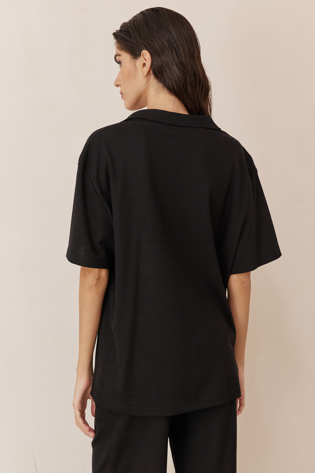 חולצת ג'סטין בד וופל בשילוב רוכסן | שחור