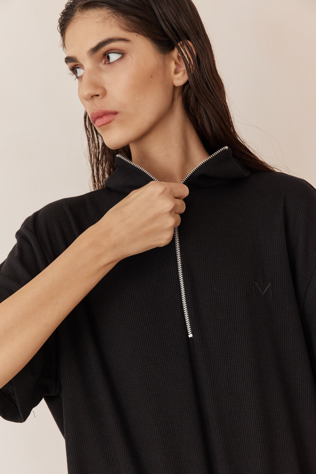 חולצת ג'סטין בד וופל בשילוב רוכסן | שחור