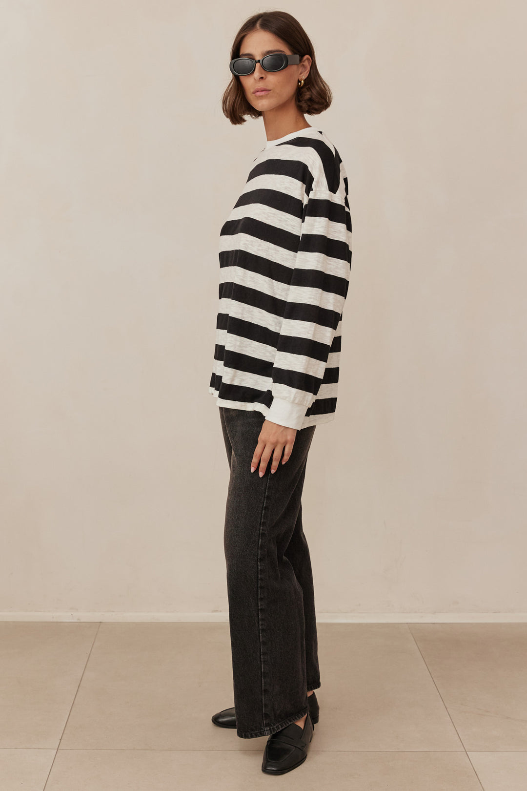 חולצת לוסי סטרייפס גזרת אוברסייז | שמנת/שחור