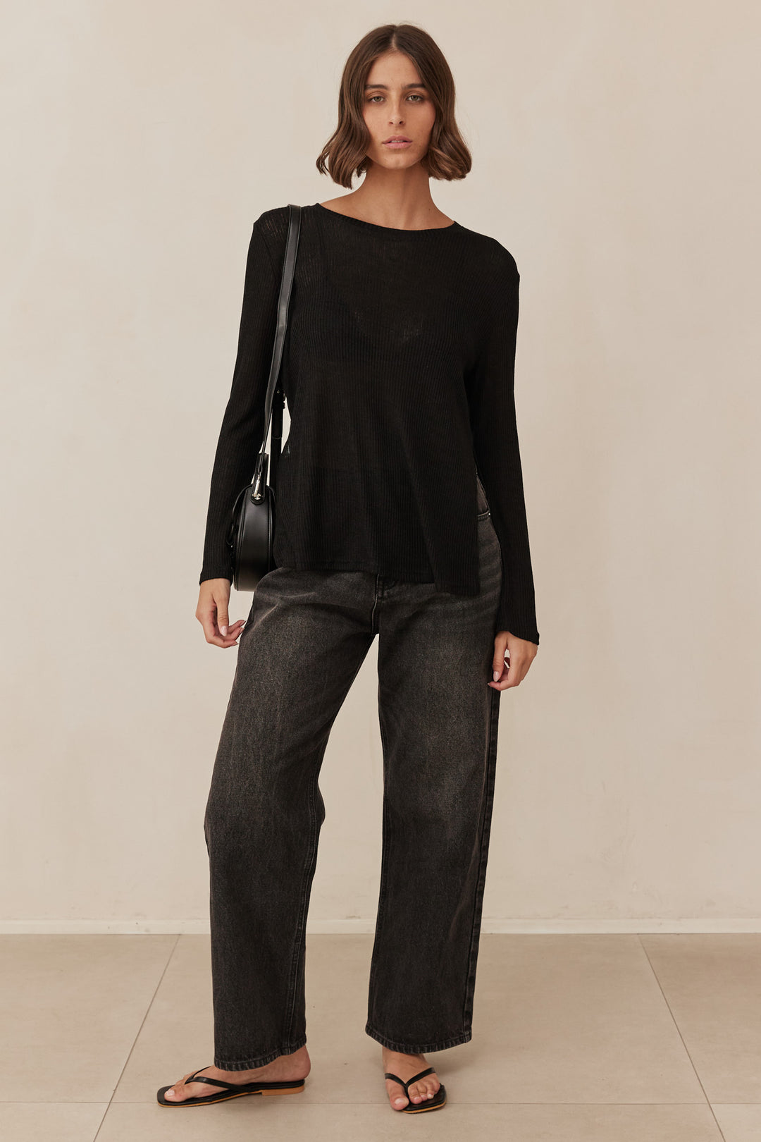 חולצת אמבר שקפקפה בשילוב שסע צידי | שחור