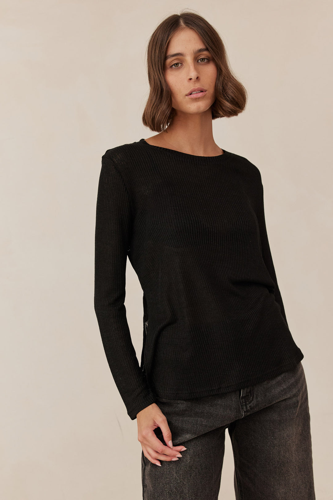 חולצת אמבר שקפקפה בשילוב שסע צידי | שחור