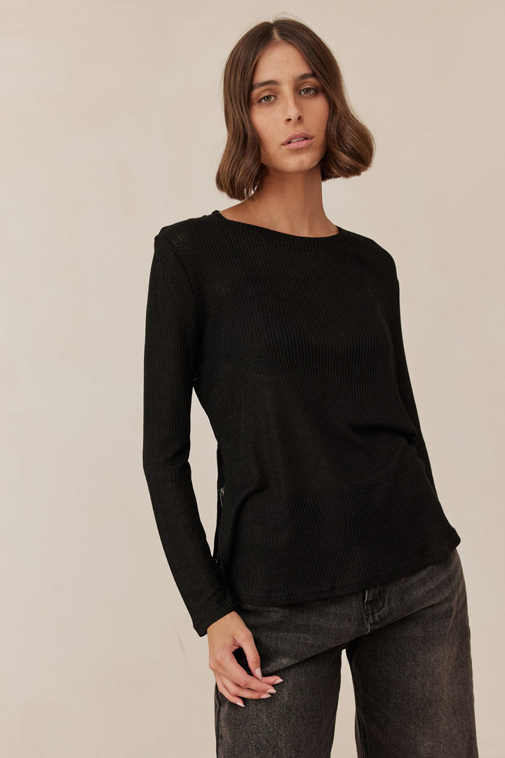 חולצת אמבר שקפקפה בשילוב שסע צידי | שחור