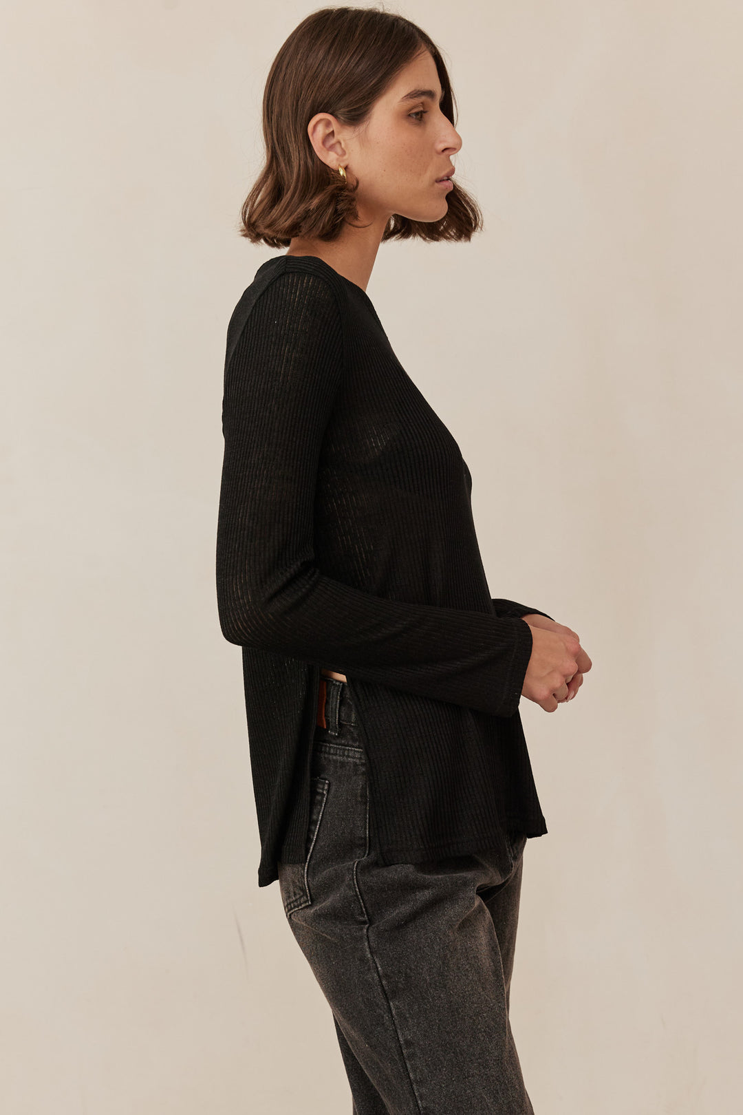 חולצת אמבר שקפקפה בשילוב שסע צידי | שחור