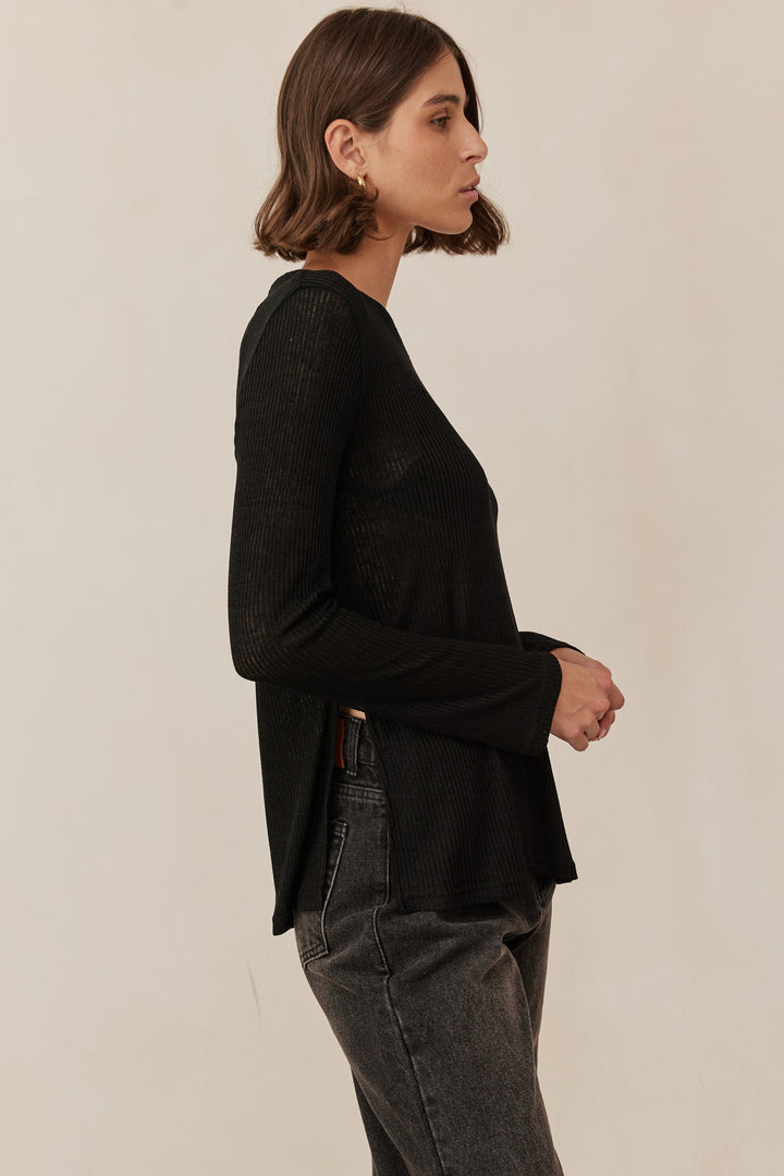 חולצת אמבר שקפקפה בשילוב שסע צידי | שחור