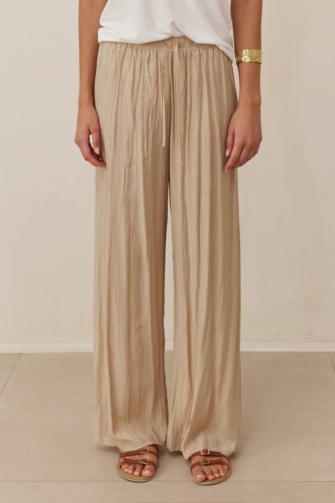 מכנסי ריס טקסטורת פסים בשילוב גומי וקשירה | בז'