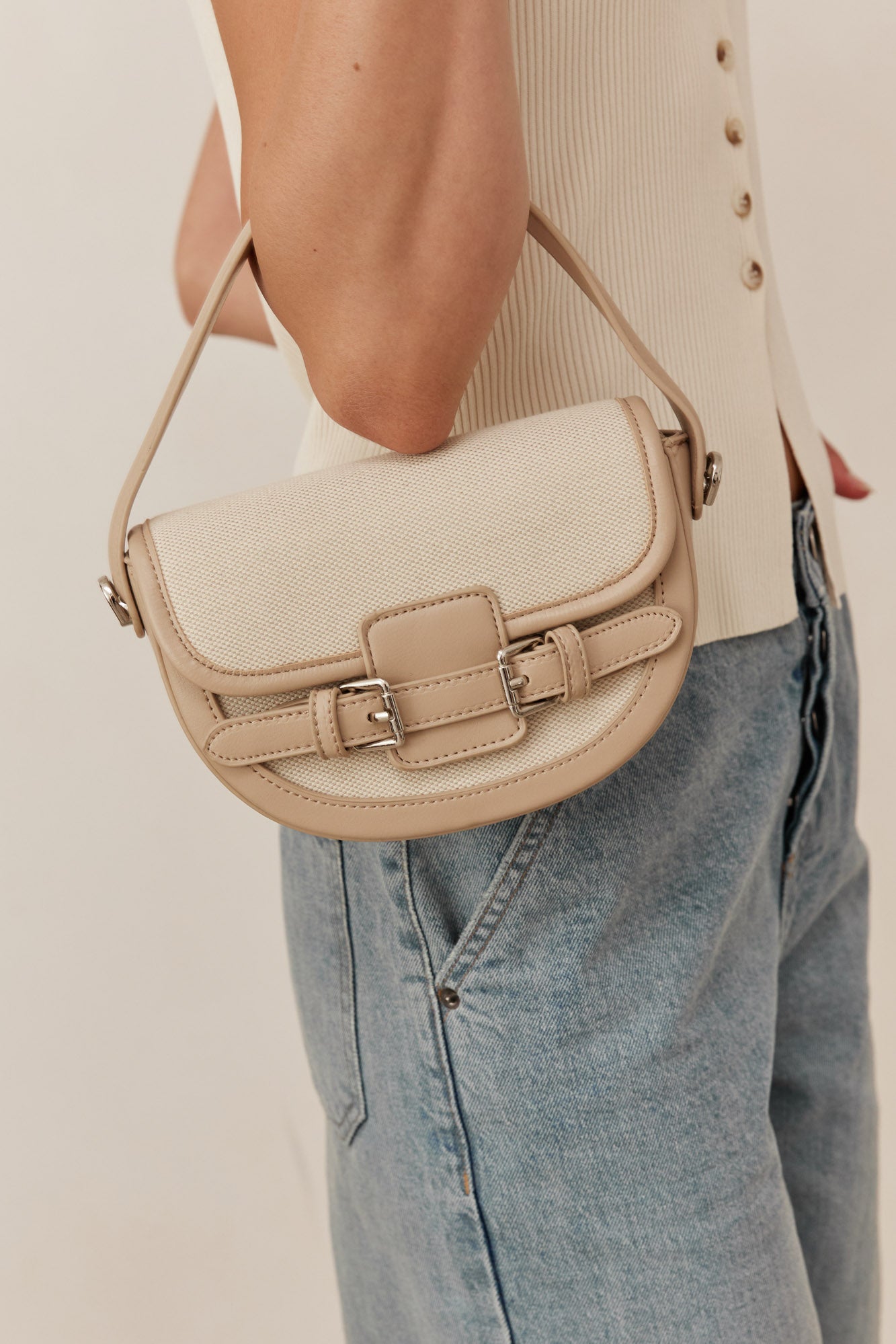 תיק יד אריאה בגימור דמוי עור | בז'/שמנת